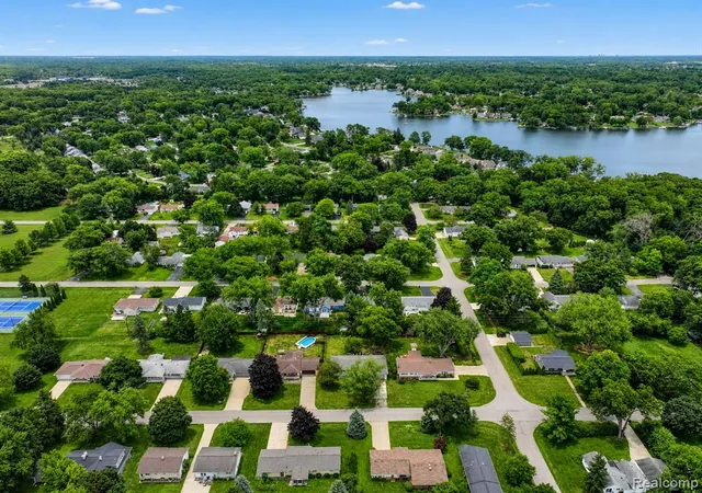 43rd image of 2388 Woodlawn St, Wolverine Lake, MI 48390 1967 | MLS# 61022449
