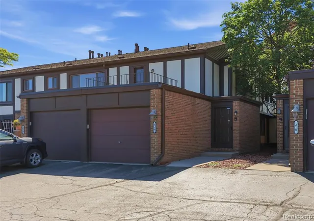 Homes for sale in Saint Clair Shores, MI | 216 Country Club Dr, Saint Clair Shores, MI 48082 1058 | MLS# 60997195
