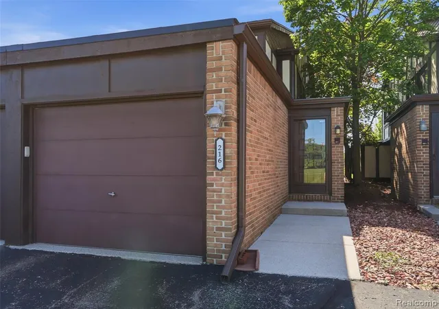 Homes for sale in Saint Clair Shores, MI | 216 Country Club Dr, Saint Clair Shores, MI 48082 1058 | MLS# 60997195