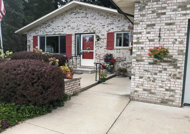 Photo 2 of Single family home for sale at 2451 Westbury Dr, Saginaw, MI 48603 | MLS# 50217735 | Listing updated on 2026-09-08