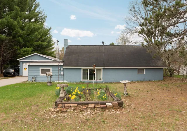 Homes for sale in Grawn, MI | 5257 Vance Rd, Grawn, MI 49637 | MLS# 80070204