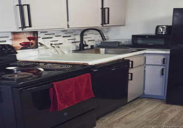 4th image of 8900 E Jefferson Ave #123, Detroit, MI 48214 2512 | MLS# 60984400