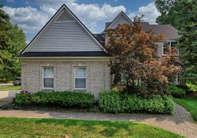 Photo 2 of Sale Pending at 29301 Morningview St #86, Farmington Hills, MI 48334 | MLS# 70537264 | Listing updated on 2026-08-20