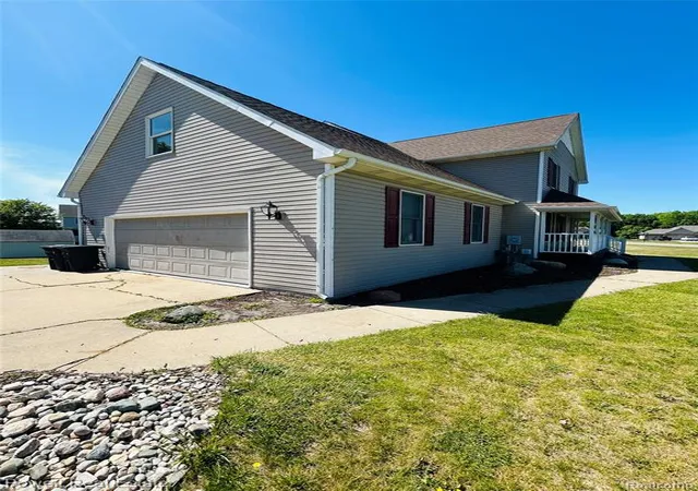 Photo 3 of Single family home for sale at 2335 Pebble Crk Dr, Flushing, MI 48433 | MLS# 60998232 | Listing updated on 2026-08-07