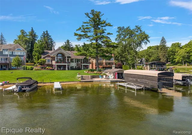 Photo 1 of Single family home for sale at 565 Shady Oaks St, Lake Orion, MI 48362 2571 | MLS# 61011575 | Listing updated on 2026-09-15