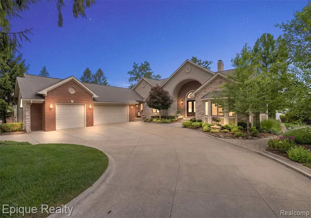 Photo 2 of Single family home for sale at 565 Shady Oaks St, Lake Orion, MI 48362 2571 | MLS# 61011575 | Listing updated on 2026-09-15