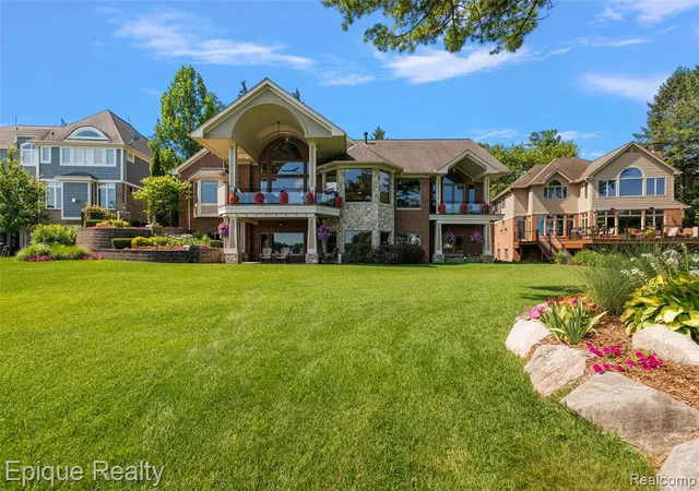 Photo 3 of Single family home for sale at 565 Shady Oaks St, Lake Orion, MI 48362 2571 | MLS# 61011575 | Listing updated on 2026-09-15