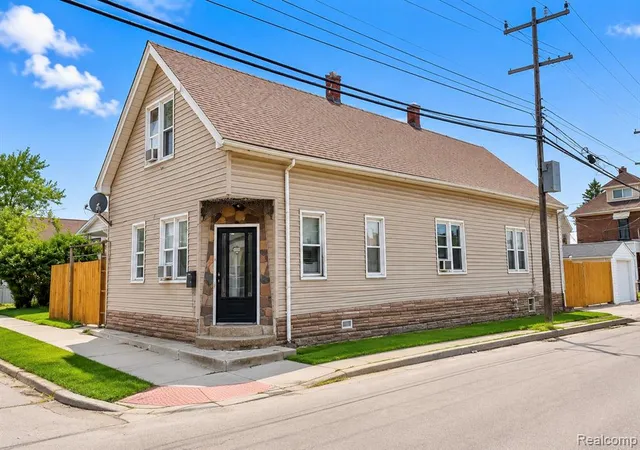 Homes for sale in Hamtramck, MI | 2433 Zinow St, Hamtramck, MI 48212 | MLS# 61007147