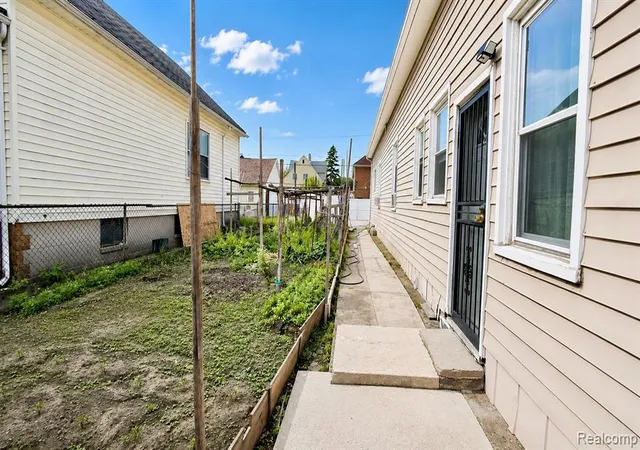 Homes for sale in Hamtramck, MI | 2433 Zinow St, Hamtramck, MI 48212 | MLS# 61007147