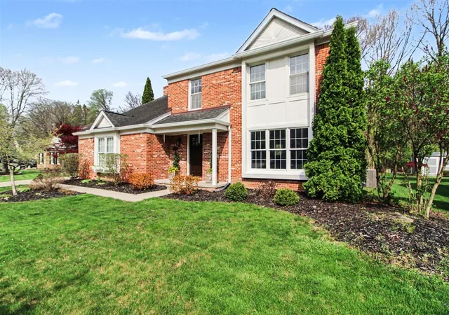 3rd image of 15698 Oakhill Ct, Livonia, MI 48154 | MLS# 70528032