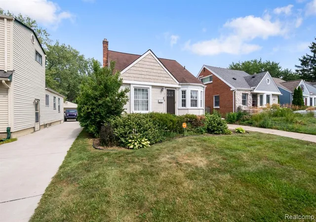 Photo 2 of Sale Pending at 2742 Oakshire Ave, Berkley, MI 48072 | MLS# 61016228 | Listing updated on 2026-08-10