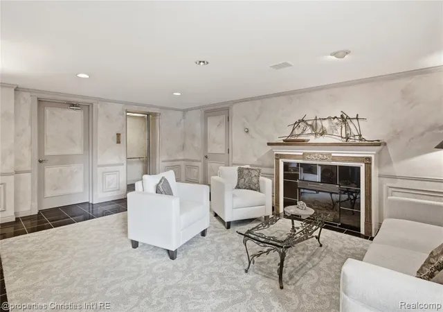 Listing Photo 4 - Condo for sale in building located at 450 Oak Ave, Birmingham, MI 48009 - Unit #203