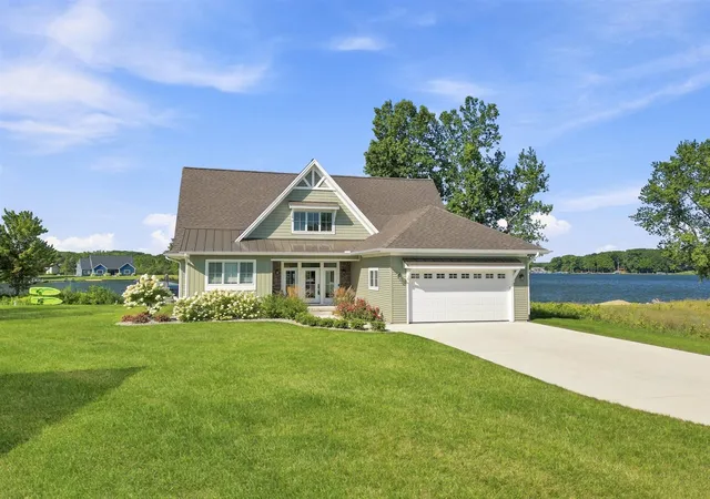 Photo 2 of Single family home for sale at 1019 Peninsula Dr, Lake Isabella, MI 48893 | MLS# 70554528 | Listing updated on 2026-08-27