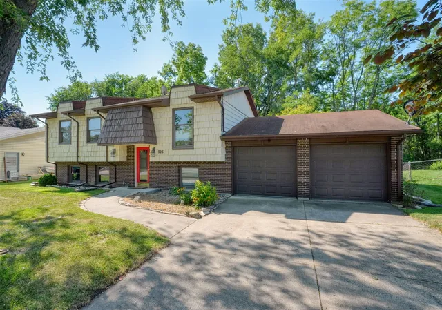 Photo 2 of Single family home for sale at 326 E Franklin St, Clinton, MI 49236 | MLS# 70551989 | Listing updated on 2026-09-04