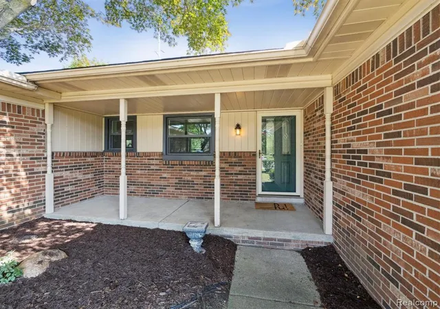 3rd image of 17018 White Haven Dr, Northville, MI 48168 | MLS# 60382288