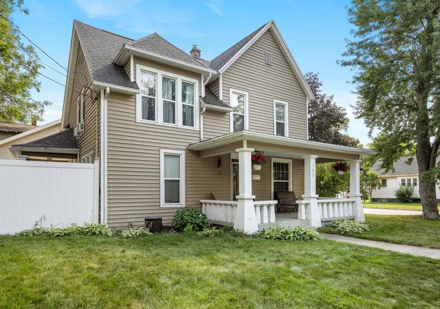 Photo 2 of Sale Pending at 702 Graceland St, Grand Rapids, MI 49505 | MLS# 70554959 | Listing updated on 2026-09-03