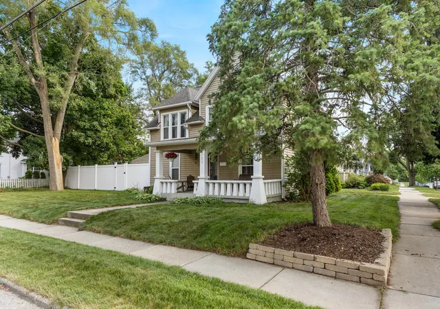 Photo 3 of Sale Pending at 702 Graceland St, Grand Rapids, MI 49505 | MLS# 70554959 | Listing updated on 2026-09-03