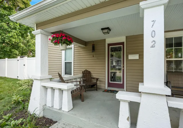 Photo 3 of Sale Pending at 702 Graceland St, Grand Rapids, MI 49505 | MLS# 70554959 | Listing updated on 2026-09-03