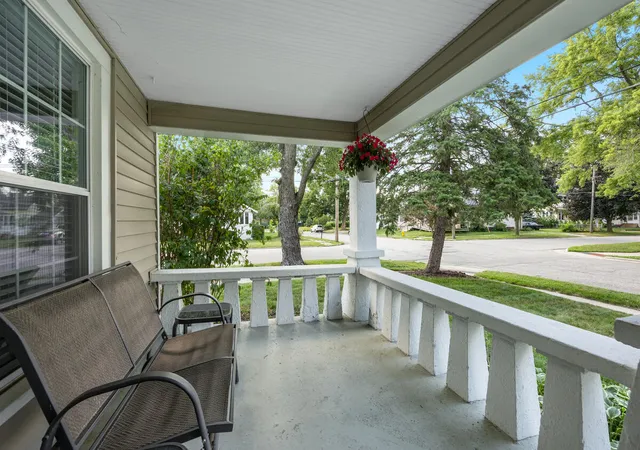 Photo 4 of Sale Pending at 702 Graceland St, Grand Rapids, MI 49505 | MLS# 70554959 | Listing updated on 2026-09-03