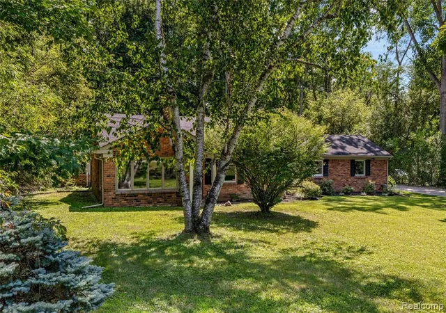 Photo 1 of Single family home for sale at 4915 Walnut Lake Rd, West Bloomfield, MI 48323 2453 | MLS# 61025062 | Listing updated on 2026-09-13