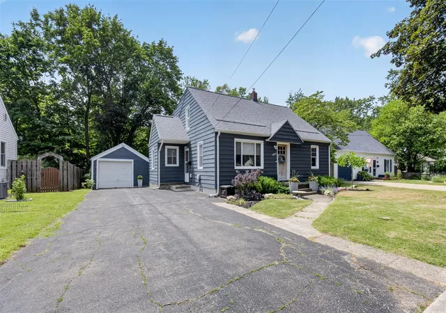 2nd image of 2915 Lorraine Ave, Kalamazoo, MI 49008 | MLS# 70538073