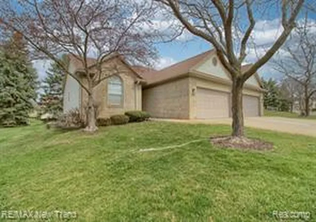 Homes for sale in Commerce Township, MI | 2191 Pleasant Dr, Commerce Township, MI 48390 | MLS# 61009695