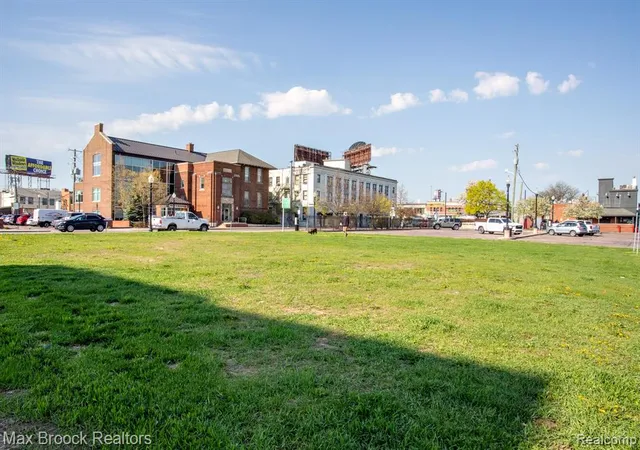 60th image of 211 E 9 Mile Rd #307, Ferndale, MI 48220 | MLS# 60986609