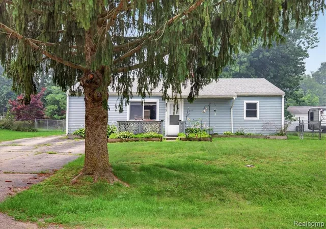 Photo 2 of Sale Pending at 3872 Queensbury Rd, Lake Orion, MI 48359 1562 | MLS# 61012300 | Listing updated on 2026-09-21
