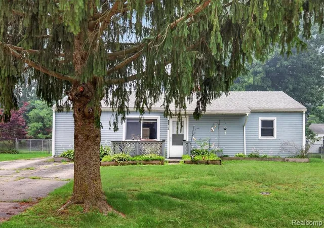 Photo 3 of Sale Pending at 3872 Queensbury Rd, Lake Orion, MI 48359 1562 | MLS# 61012300 | Listing updated on 2026-09-21