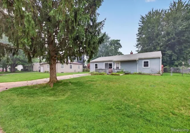 Photo 4 of Sale Pending at 3872 Queensbury Rd, Lake Orion, MI 48359 1562 | MLS# 61012300 | Listing updated on 2026-09-21