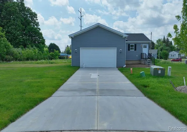 Photo 2 of Single family home for sale at 4414 Maple Leaf Trl, Flint, MI 48506 | MLS# 60369115 | Listing updated on 2026-03-18