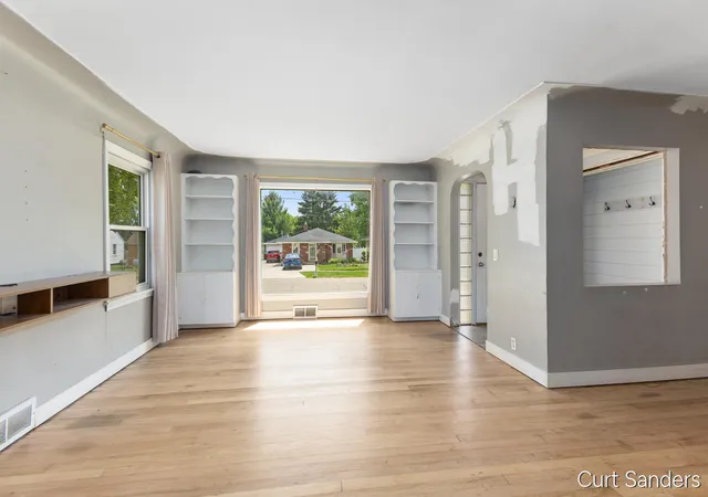 Photo 3 of Sale Pending at 563 Ferris St, Grand Rapids, MI 49544 | MLS# 70541706 | Listing updated on 2026-07-15