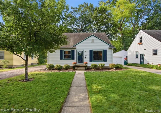 2nd image of 820 S Dexter Dr, Lansing, MI 48910 | MLS# 61018073
