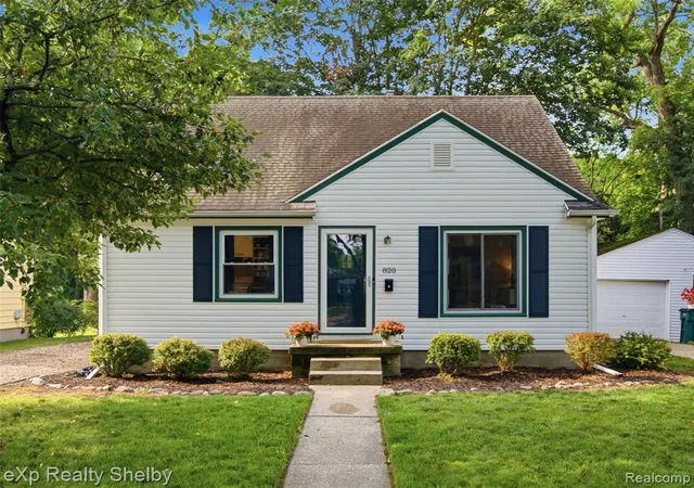 Photo 3 of Sale Pending at 820 S Dexter Dr, Lansing, MI 48910 | MLS# 61018073 | Listing updated on 2026-08-23