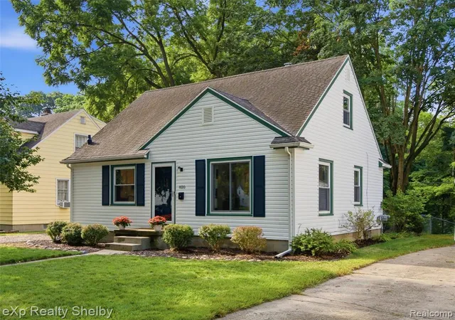Photo 4 of Sale Pending at 820 S Dexter Dr, Lansing, MI 48910 | MLS# 61018073 | Listing updated on 2026-08-23