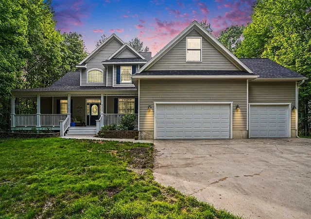 Homes for sale in Norton Shores, MI | 6400 Boulder Dr, Norton Shores, MI 49444 | MLS# 70536025