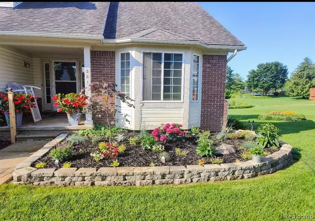 Homes for sale in BrandonCharterTownship_Oakland, MI | 221 Maplewood Dr, BrandonCharterTownship_Oakland, MI 48348