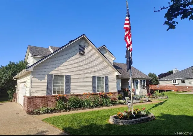 Homes for sale in BrandonCharterTownship_Oakland, MI | 221 Maplewood Dr, BrandonCharterTownship_Oakland, MI 48348