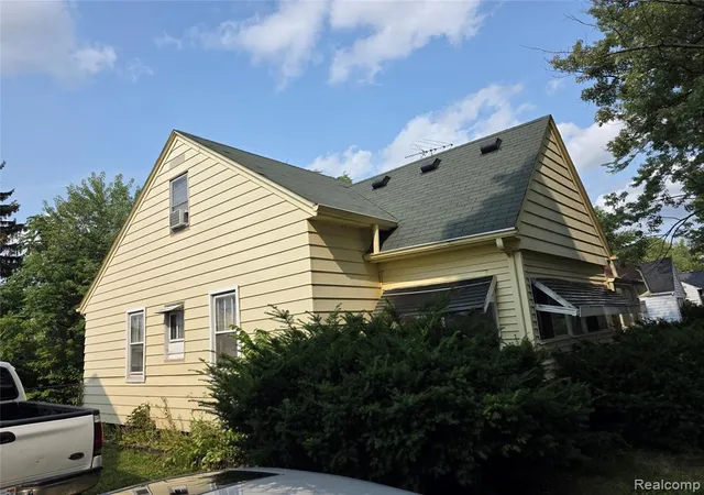 Photo 1 of Sale Pending at 573 E Kennett Rd, Pontiac, MI 48340 3002 | MLS# 61025188 | Listing updated on 2026-09-03