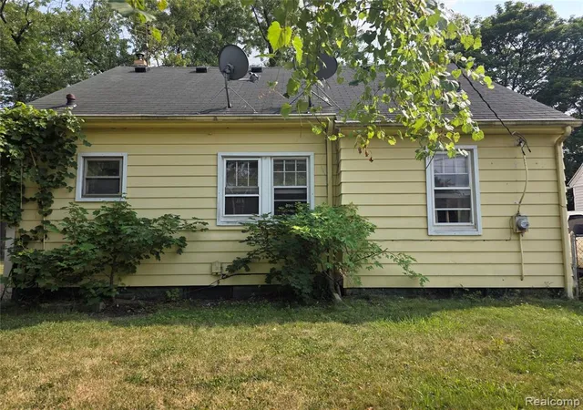 Photo 2 of Sale Pending at 573 E Kennett Rd, Pontiac, MI 48340 3002 | MLS# 61025188 | Listing updated on 2026-09-03