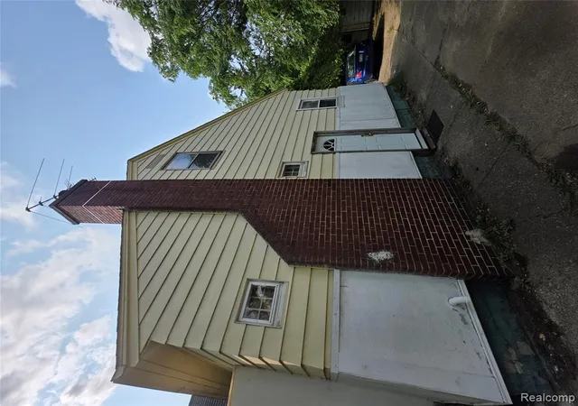 Photo 3 of Sale Pending at 573 E Kennett Rd, Pontiac, MI 48340 3002 | MLS# 61025188 | Listing updated on 2026-09-03