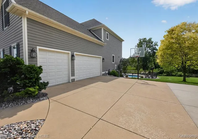 Photo 4 of Sale Pending at 3925 Taylor Ln, Saline, MI 48176 8882 | MLS# 61025125 | Listing updated on 2026-09-24