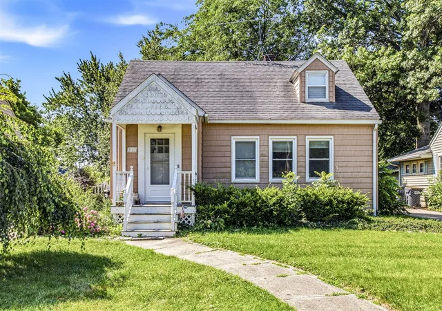 Homes for sale in Saint Joseph, MI | 912 Kingsley Ave, Saint Joseph, MI 49085 | MLS# 70544236