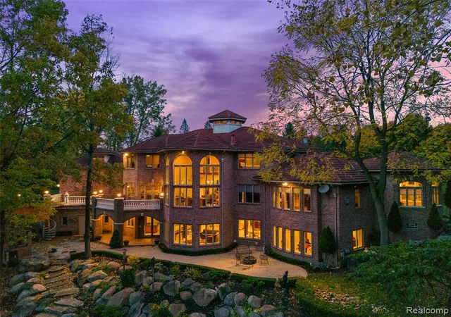 Photo 2 of Mansion for sale at 255 Camelot Way, Rochester, MI 48306 | MLS# 61022278 | Listing updated on 2026-08-19