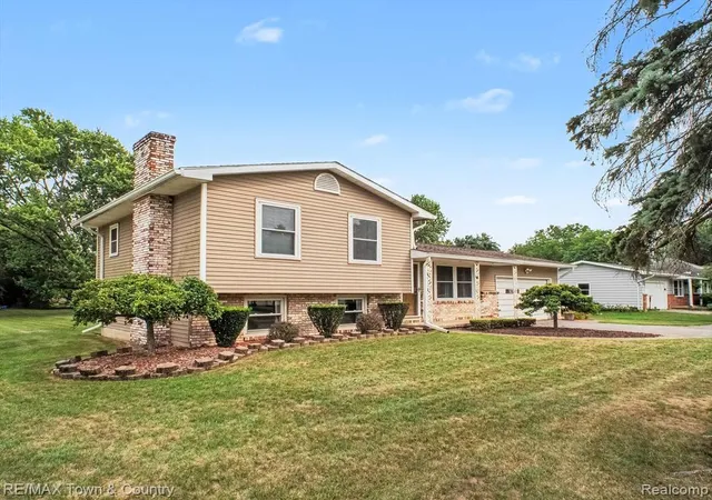 2nd image of 5430 River Ridge Dr, Flushing, MI 48433 | MLS# 61021905