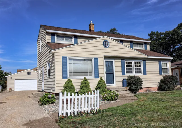 2nd image of 3551 Parkland Ave, Wyoming, MI 49509 | MLS# 70545930