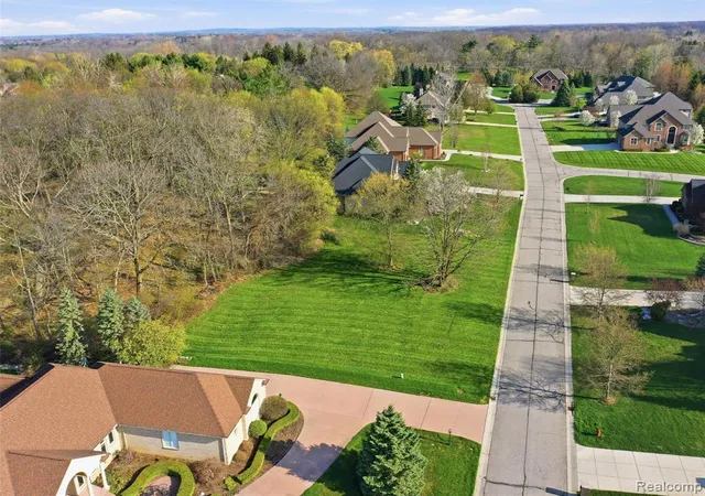 Homes for sale in Rochester, MI | 4710 Woodland Hills Dr, Rochester, MI 48306 | MLS# 60987361