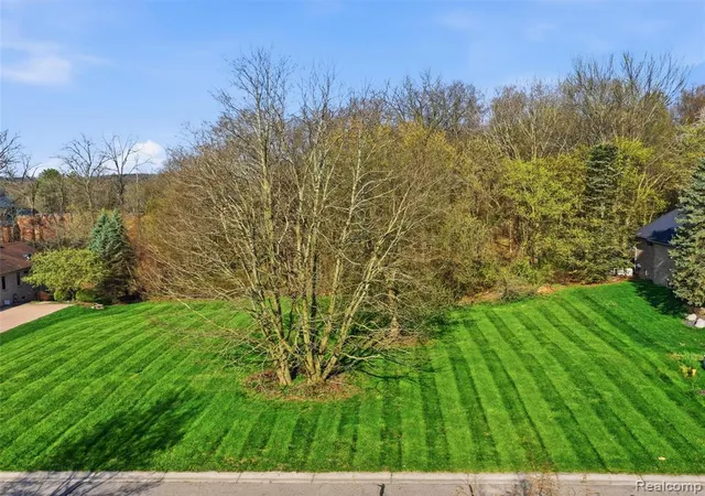 Homes for sale in Rochester, MI | 4710 Woodland Hills Dr, Rochester, MI 48306 | MLS# 60987361