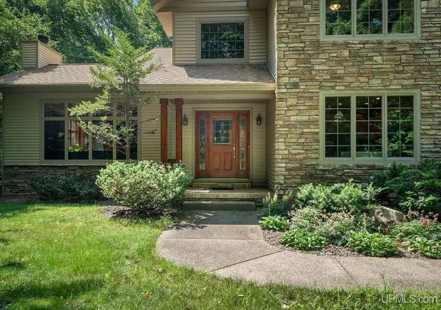 Photo 2 of Single family home for sale at 135 Hidden Springs Dr, Marquette, MI 49855 | MLS# 50216872 | Listing updated on 2026-09-30