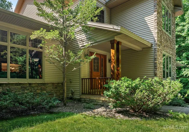 Photo 3 of Single family home for sale at 135 Hidden Springs Dr, Marquette, MI 49855 | MLS# 50216872 | Listing updated on 2026-09-30